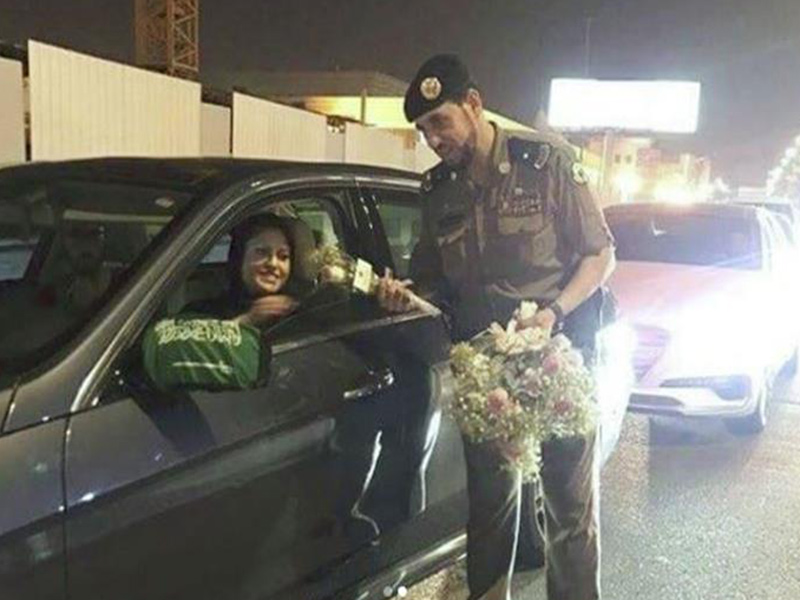 بالصور: أجواء احتفالية في السعودية بعد السماح بقيادة المرأة للسيارات